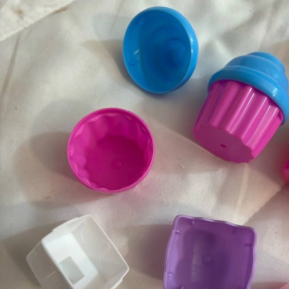 Set of 15 plastic Colorful Cupcake, popsicle and Gift set. Play food toys